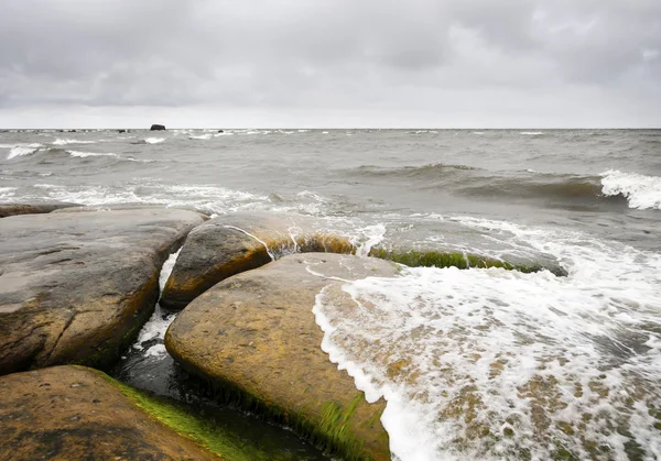 Ondas blancas sobre roca marrón —  Fotos de Stock