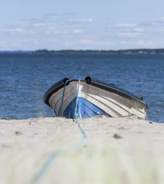 Hout roeiboot op zand — Stockfoto
