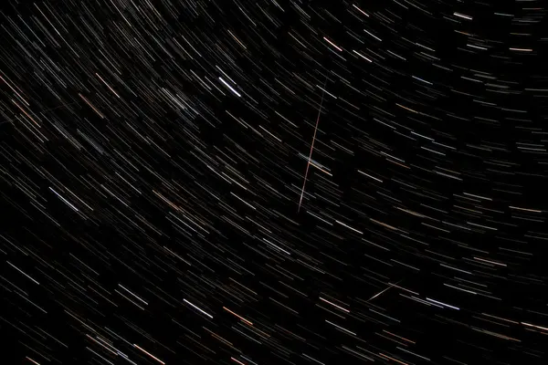 Trilhas estelares e queda perseid no céu — Fotografia de Stock