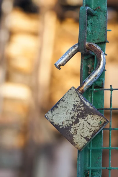 Cadeado aberto em um portão — Fotografia de Stock