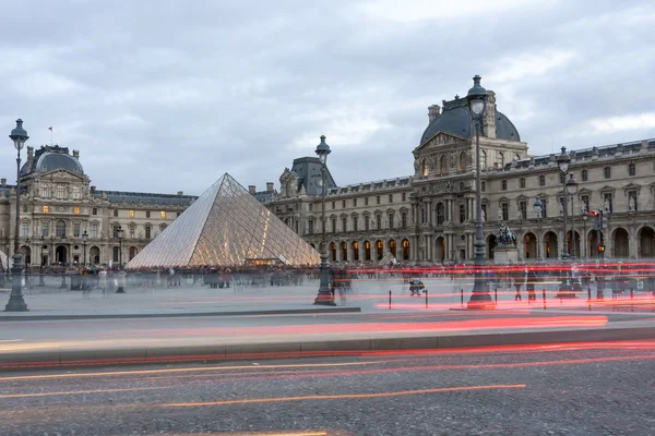Pirámide del Louvre por la noche — Foto de Stock