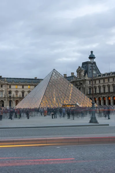 Piramide van louvre in de avond — Stockfoto