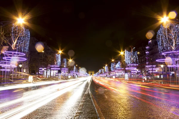 Calle Champs-Elysees por la noche en París — Foto de Stock