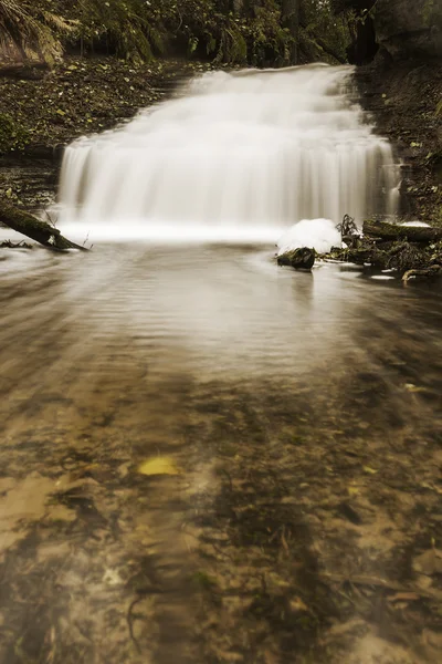 Kleiner Wasserfall im Herbstwald — Stockfoto