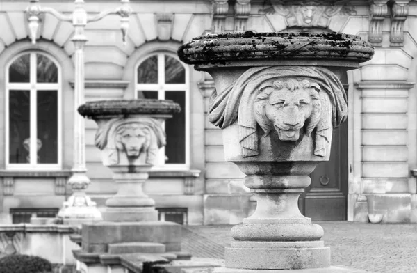 Sculptures in front of Belgian Royal palace — Stock Photo, Image