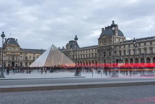 Piramide del Louvre la sera — Foto Stock