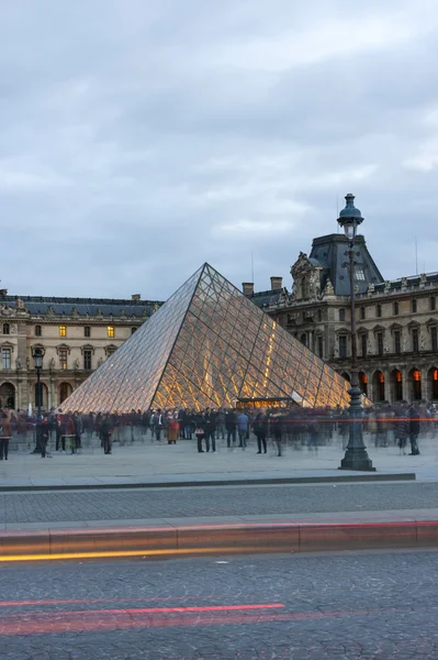 Піраміда Лувр увечері — стокове фото