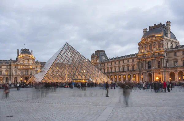 Piramide van louvre in de avond — Stockfoto