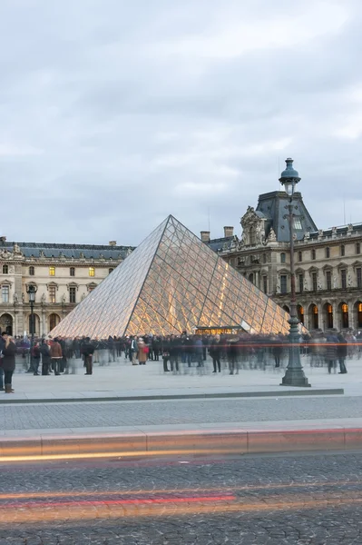 Piramide del Louvre la sera — Foto Stock