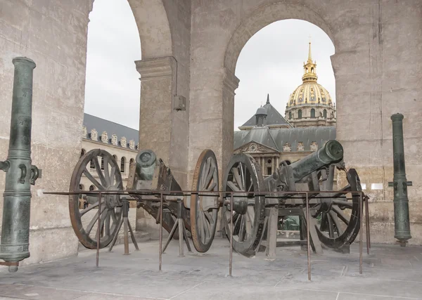 Cañón antiguo en el museo de los Inválidos de París —  Fotos de Stock