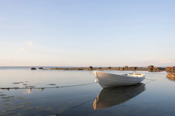 Bílá loď ve vodě — Stock fotografie