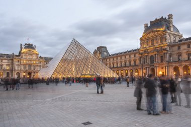 louvre akşam Piramidi