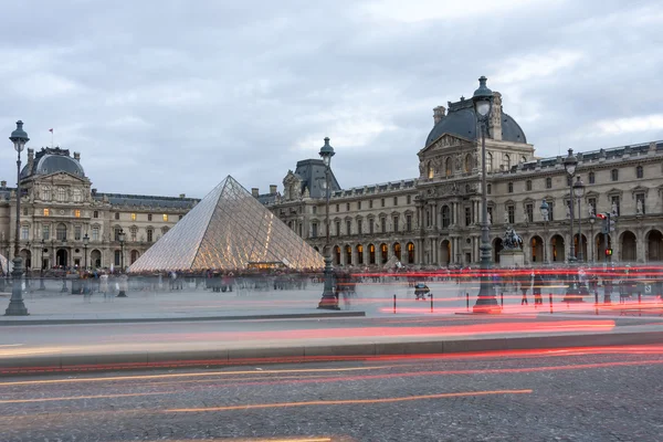 Piramide van louvre in de avond — Stockfoto