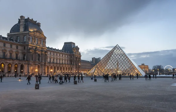 Pirámide del Museo del Louvre en París, Francia — Foto de Stock