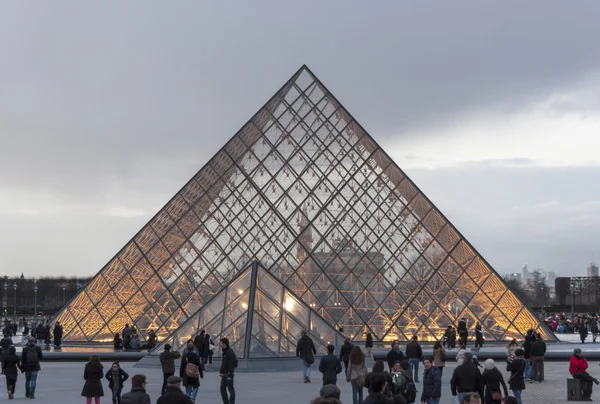 Pyramida Louvru v Paříži, Francie — Stock fotografie