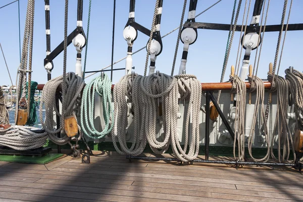 Tightropes とヨットのシェケル — ストック写真