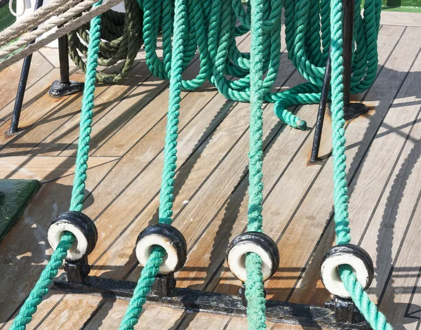 Tightropes en sikkels van een jacht — Stockfoto