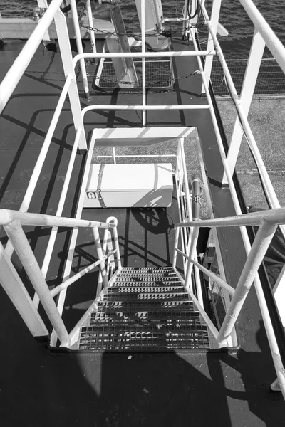 Лестница на корабле — стоковое фото