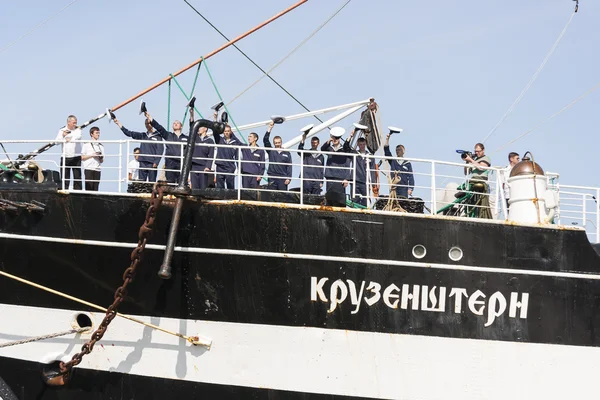 Krusenstern gemisinin mürettebatı selamlıyorum ziyaretçi — Stok fotoğraf