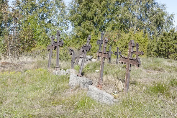 Металлические кресты на кладбище — стоковое фото