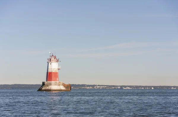Большой морской знак или маяк в море — стоковое фото