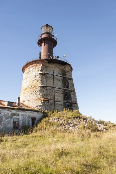 Древний маяк на острове — стоковое фото
