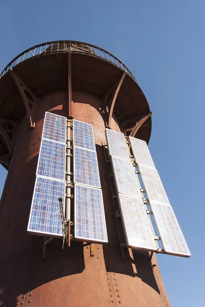 Солнечные панели, прикрепленные к маяку — стоковое фото