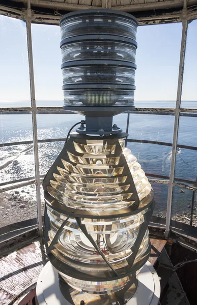 Увеличительное стекло на маяке — стоковое фото