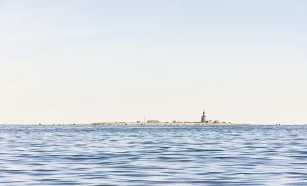 Alter Leuchtturm auf einer Insel — Stockfoto