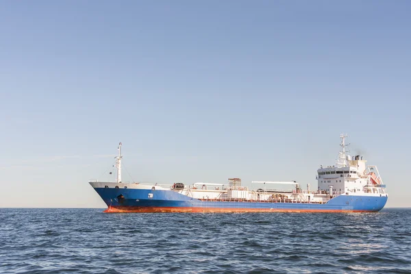 Химический или газовый танкер в море — стоковое фото