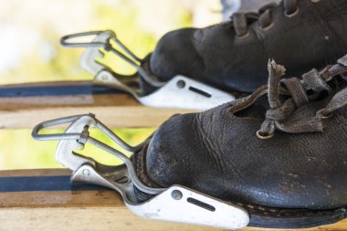 eski Kayak kelepçeleri botlarla