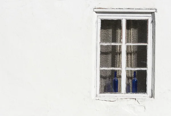 Fönster i vit vägg — Stockfoto