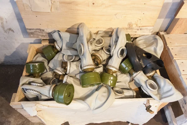 Veel gas maskers in een borst — Stockfoto