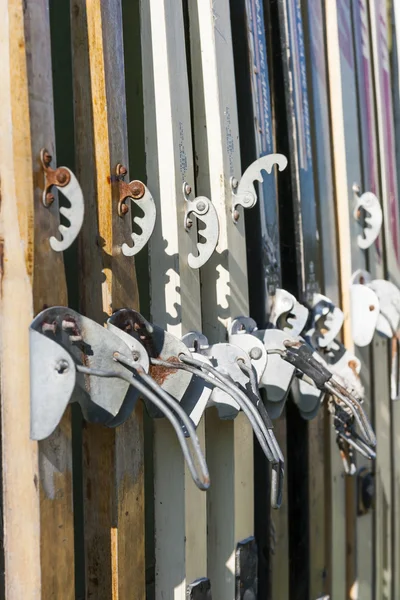 Skis anciens en gros plan — Photo