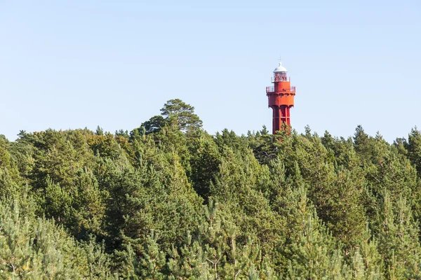 Roter Leuchtturm im Wald — Stockfoto