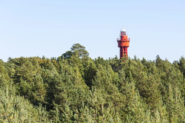 Röd fyr i skogen — Stockfoto