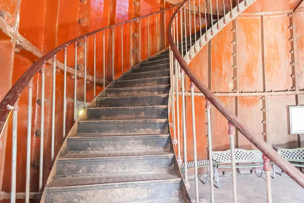 Kovový šroub schodiště — Stock fotografie
