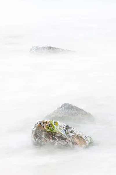 Felsen im weichen Wasser — Stockfoto