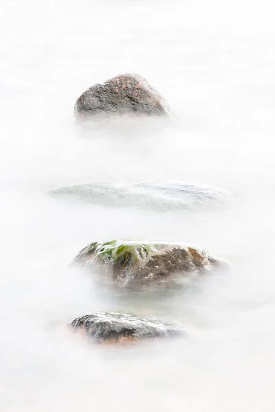 Felsen im weichen Wasser — Stockfoto