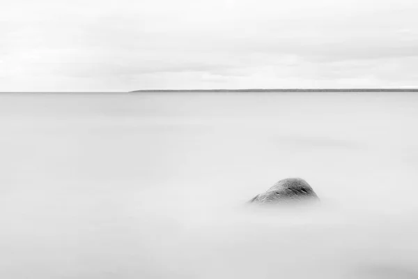 Kamień w morze — Zdjęcie stockowe