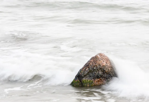 Stein im Meer — Stockfoto