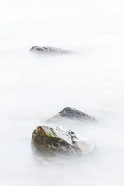 Rocas en agua blanda — Foto de Stock
