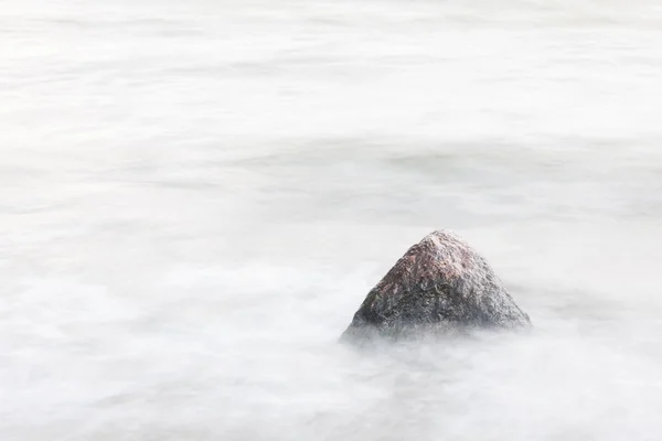Kamień w morze — Zdjęcie stockowe
