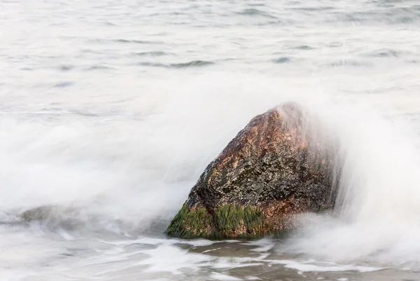 Stein im Meer — Stockfoto