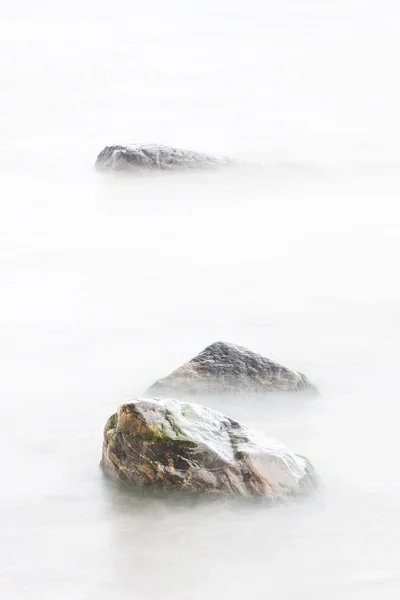 Pedras em água macia — Fotografia de Stock