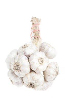 beyaz zemin üzerinde demet izole sarımsak
