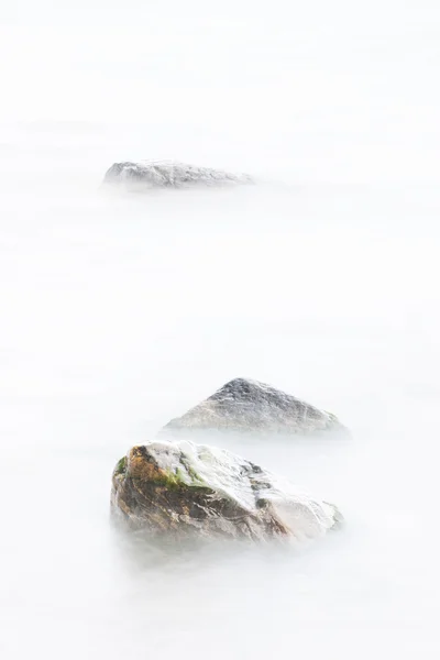 Rocas en agua blanda — Foto de Stock