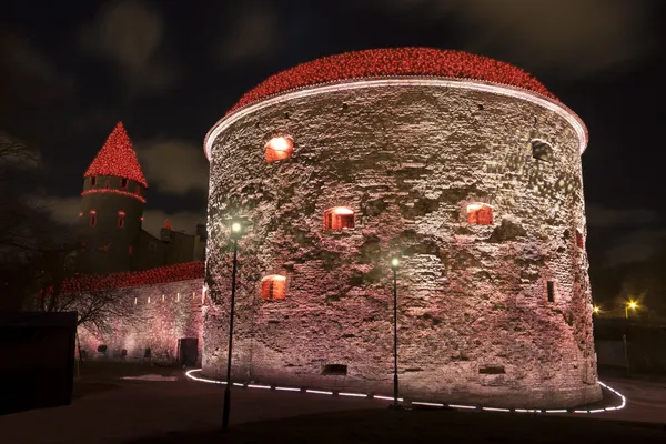 Belysta tornet i gamla stan i tallinn, Estland — Stockfoto