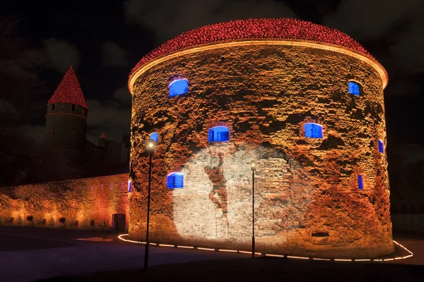 Illuminated tower in Tallinn old town, Estonia — Stock Photo, Image