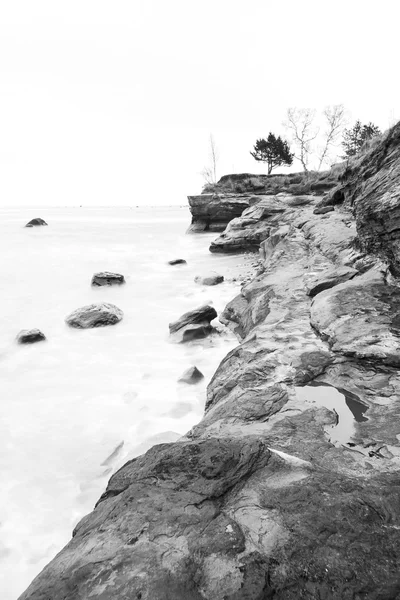 Cliff in riva al mare — Foto Stock